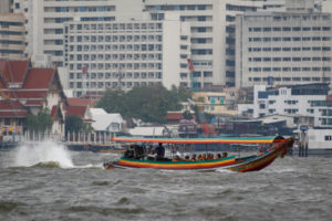 Longtail auf dem Chao Phraya