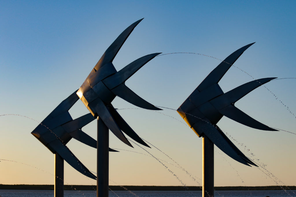 Die Metallfische bei der Lagoon - Wahrzeichen und Springbrunnen in einem